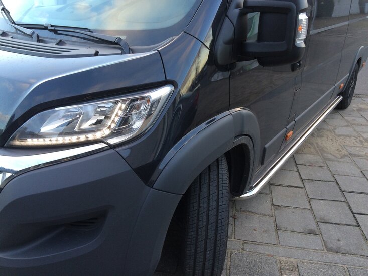 Peugeot Boxer 2014+ L1 sidebars 60 mm met RVS trede